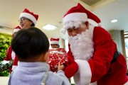 (사진1) 소망우체통 성탄행사에 참석하여 원아들에게 선물을 주고있는 김지철 교육감.jpg