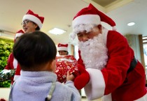 (사진1) 소망우체통 성탄행사에 참석하여 원아들에게 선물을 주고있는 김지철 교육감.jpg