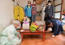최재구 예산군수, 100세 어르신에 장수지팡이 전달